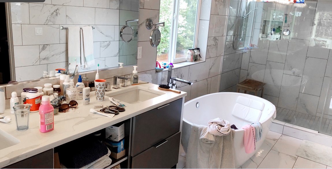 Master bathroom before cleaning